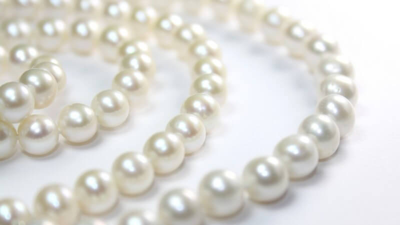 Mit den richtigen Tipps und Tricks gestaltet sich die Pflege und Aufbewahrung von Perlen nicht besonders schwer