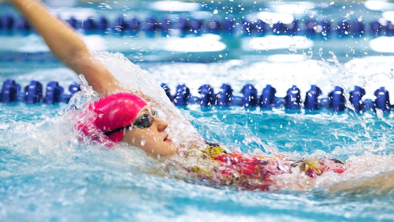 Rückenschwimmen auf einer Schwimmbahn