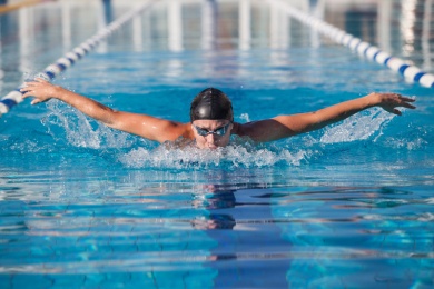 Merkmale des Delfinschwimmens und hilfreiche technische Übungen