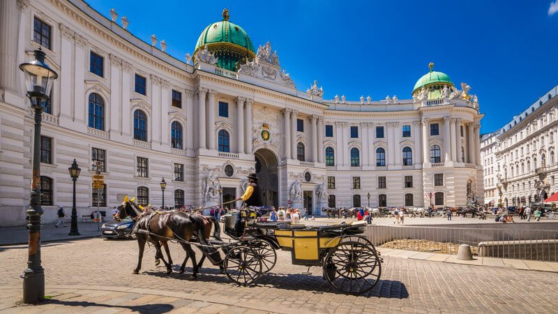 Bei einem Palast handelt es sich um einen prachtvollen, repräsentativen Bau in einer Stadt - häufig werden auch Schlösser als Paläste bezeichnet