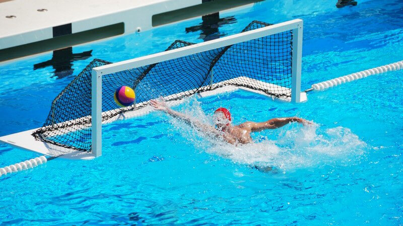 Im Wettkampfsport gelten erweiterte Regeln der Variante im Breitensport - gespielt wird im Schwimmbad oder auch im Meer