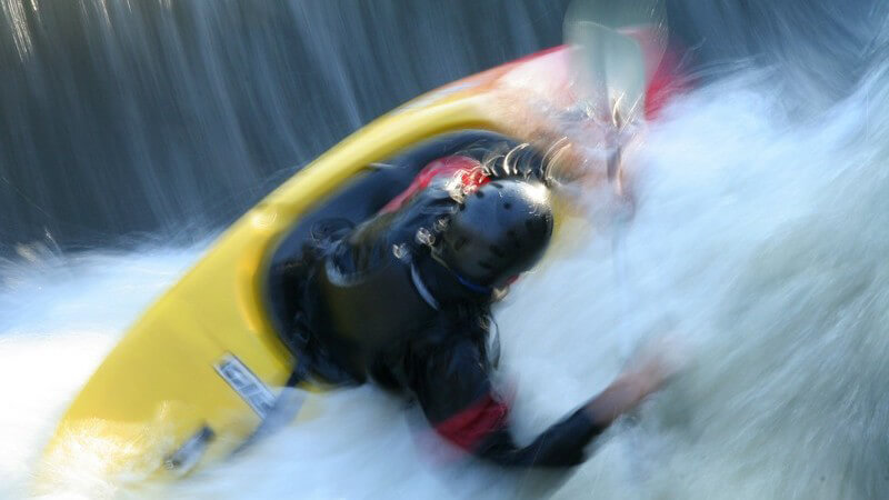 Eine gründliche Vorbereitung für das Canyoning erreicht man nur, wenn man neben der Praxis auch in Sachen Theorie fit ist