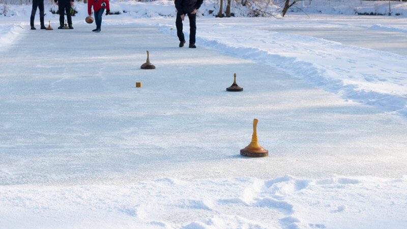 Die Spielregeln des Eisstockschießens: Wettbewerbe, Spieltechniken und Untergründe