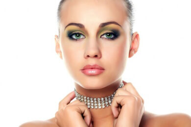 Vom Collier bis zum Holzschmuck: Ketten in verschiedenen Stilrichtungen