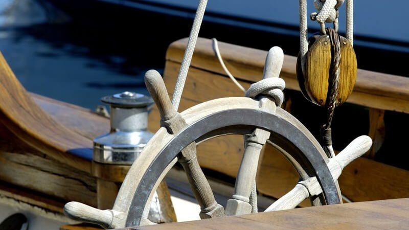 Ist man als Gast oder Mitsegler an Bord, muss man sich an die Anweisungen des Kapitäns halten - wer selber segelt, trägt die Verantwortung für das Schiff und die Passagiere