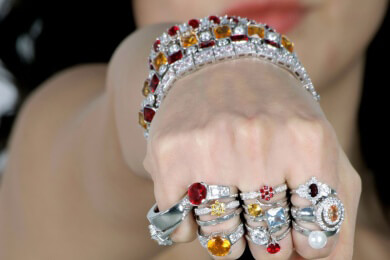 Schöne Diamant-Schmuckstücke und Imitate