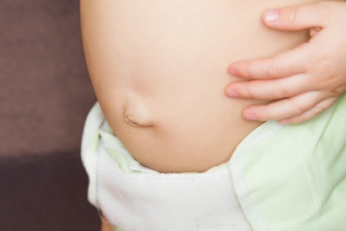 Nabelbruch (Hernia umbilicalis): Ursachen, Symptome und Diagnose