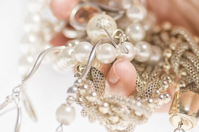 Eigenschaften, Pflege- und Kombinationstipps: Unser Modeschmuck-Guide