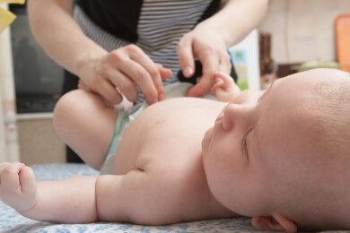 Nabelpflege: Bauchnabel-Reinigung vom Baby