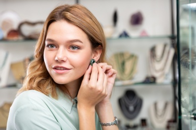 Ohrschmuck ohne Löcher: so hält der Ohrclip am Ohr
