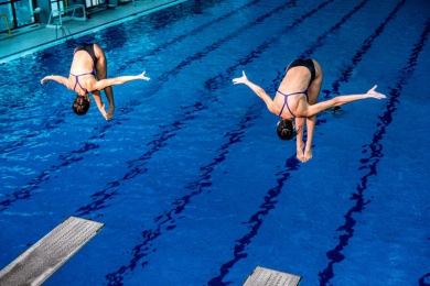 Rund um das Synchronspringen: Vorzüge des Vereins, Trainingsmöglichkeiten und Figuren und Sprünge