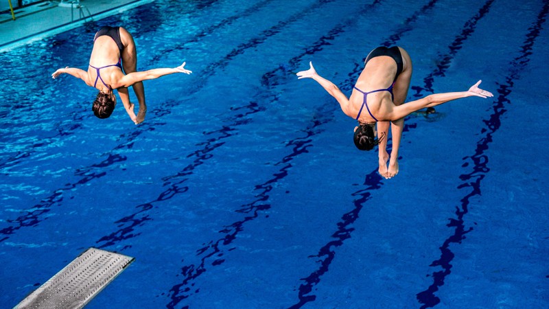 Zwei Frauen beim Synchronspringen