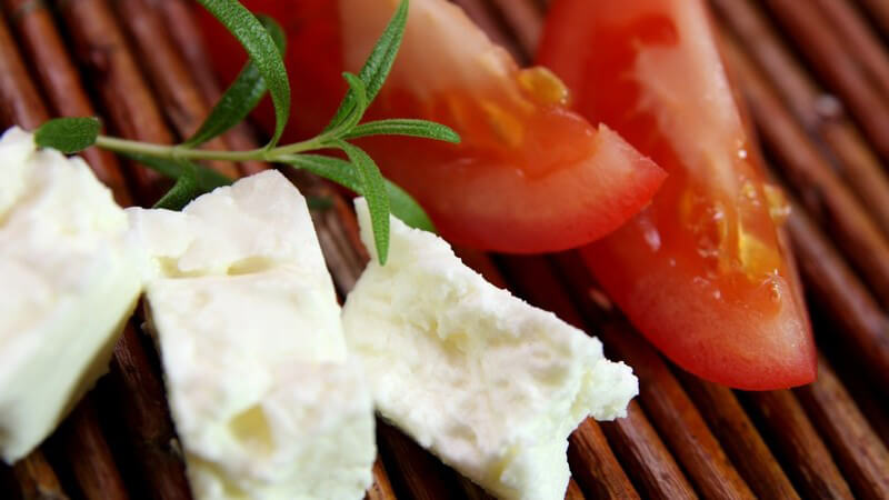 Es gibt verschiedene Schafskäsesorten; besonders beliebt ist der Feta - man kann ihn auf vielfältige Weise zubereiten, z.B. auf dem Grill, gebraten oder gratiniert