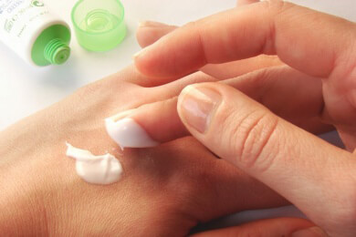 Wann der Einsatz von Hand- und Nagelbalsam sinnvoll ist und wie sich Handbalsam zusammensetzt