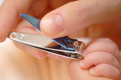 Nagelscheren und Nagelzangen hygienisch reinigen
