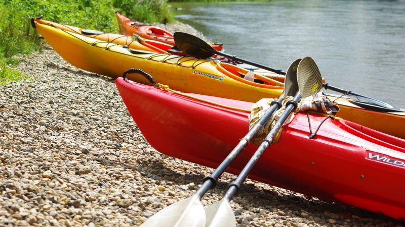 Beim Wasserwandern kann man herrlich entspannen und den stressigen Alltag hinter sich lassen - in Deutschland findet man zahlreiche passende Gebiete