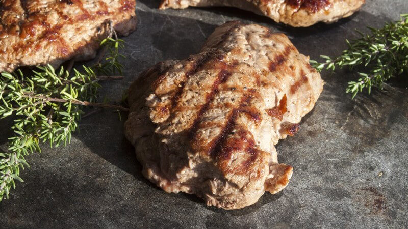 Gebratenes Elch-Fleisch mit Thymian