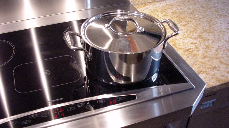 Moderner Herd mit Induktionskochfeld, darauf Kochtopf