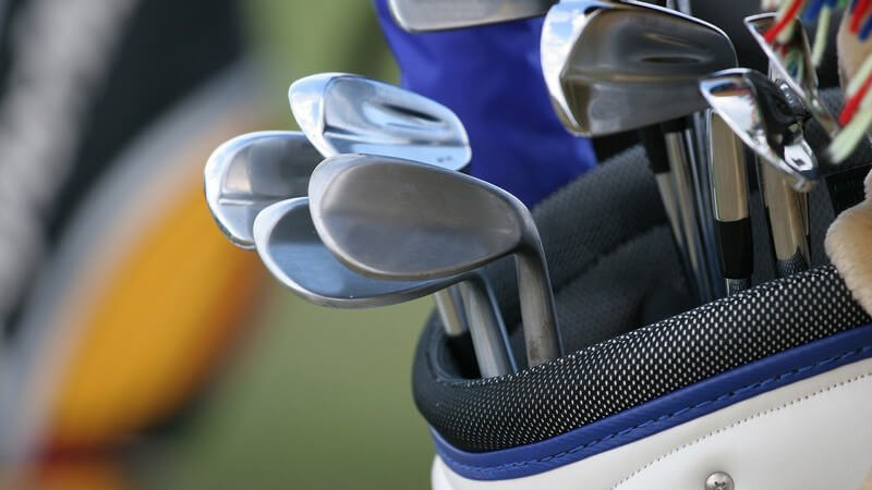 Nahaufnahme Golftasche mit Golfschlägern