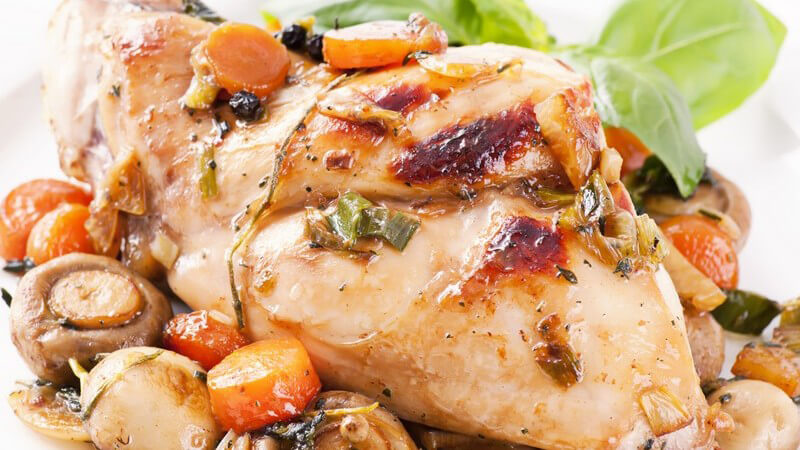 Kaninchenbraten mit Möhren und Champignons