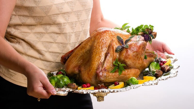 Gebratener, garnierter Truthahn wird auf Silbertablett serviert