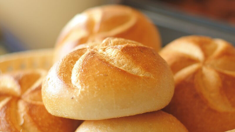 Nahaufnahme frisch gebackene Brötchen im Korb