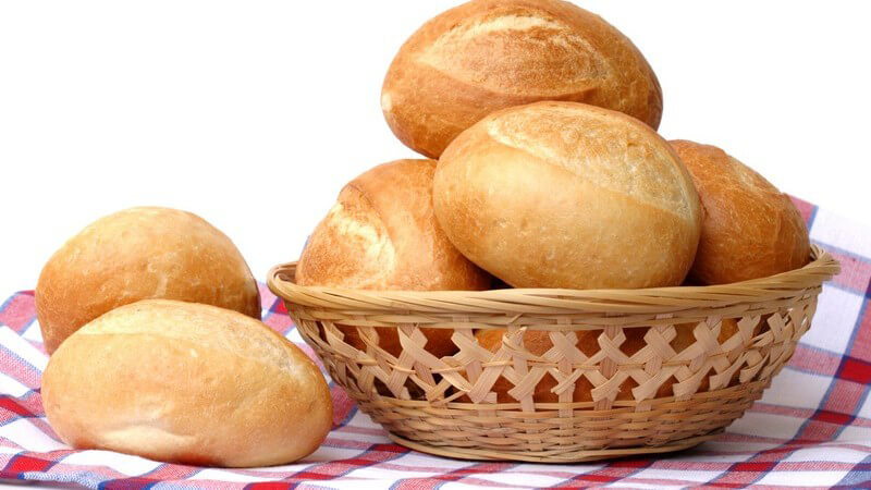 Essen - Brötchenkorb mit frischen Brötchen