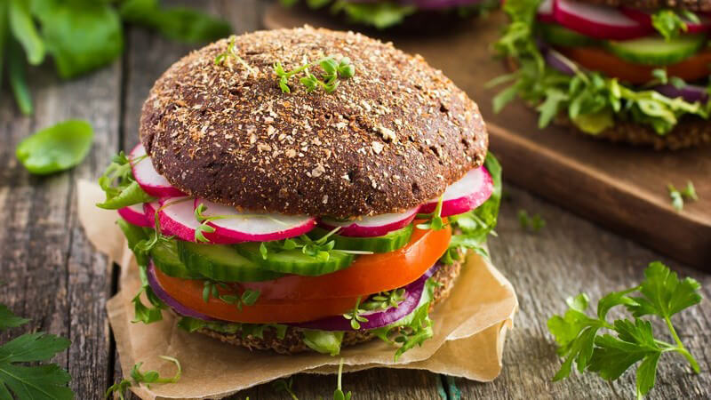 Vegetarischer Roggenbrot-Burger mit frischem Gemüse