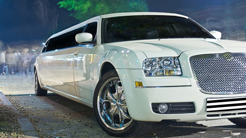 Vorder-/Seitenansicht weiße Stretch Limousine