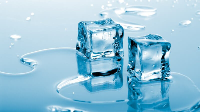 Zwei hellblaue Eiswürfel auf hellblauem Hintergrund