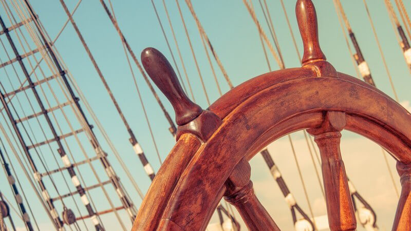 Großes Steuerrad auf einem alten Segelschiff