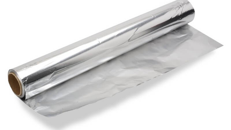 Eine Rolle Alufolie vor weißem Hintergrund