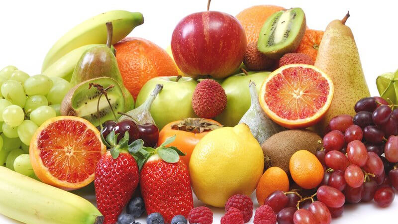 Verschiedene Sorten Früchte auf weißem Hintergrund