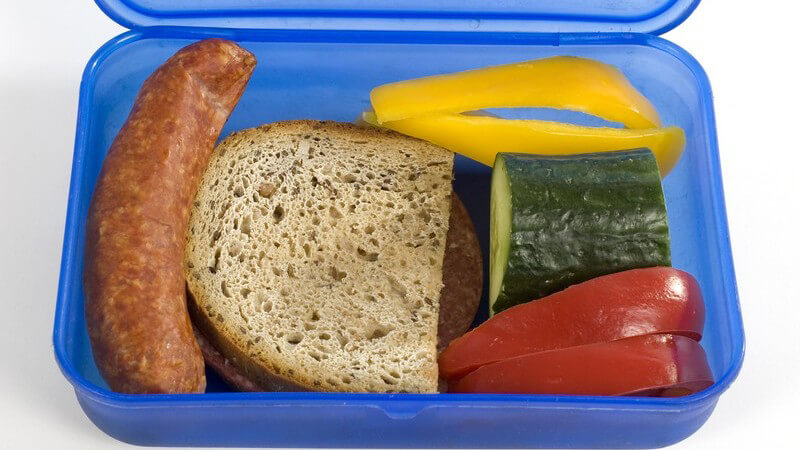 Tupperware Box mit Frühstücksbrot, Gurke, Paprika und Wurst