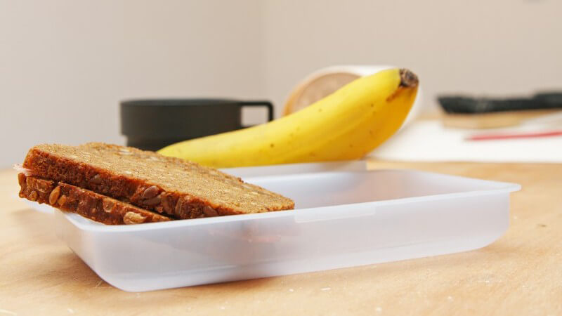 Box mit Brot und Banane - Arbeitspause