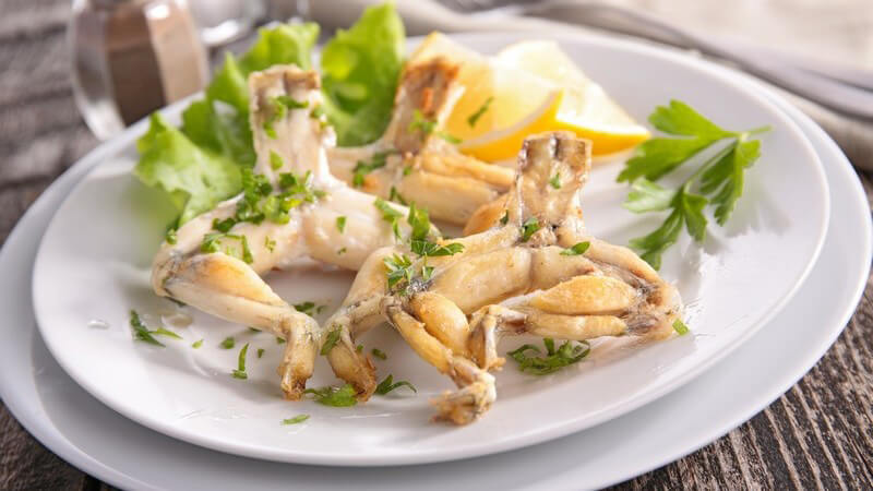 Frittierte Froschschenkel mit Petersilie