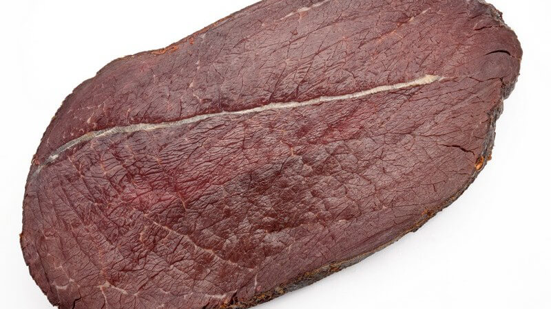 Eine Scheibe Pferdefleisch (Pferderossbif) vor weißem Hintergrund