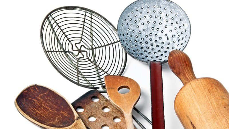Verschiedenes Kochbesteck: Kochlöffel, Schöpfkelle, Nudelholz