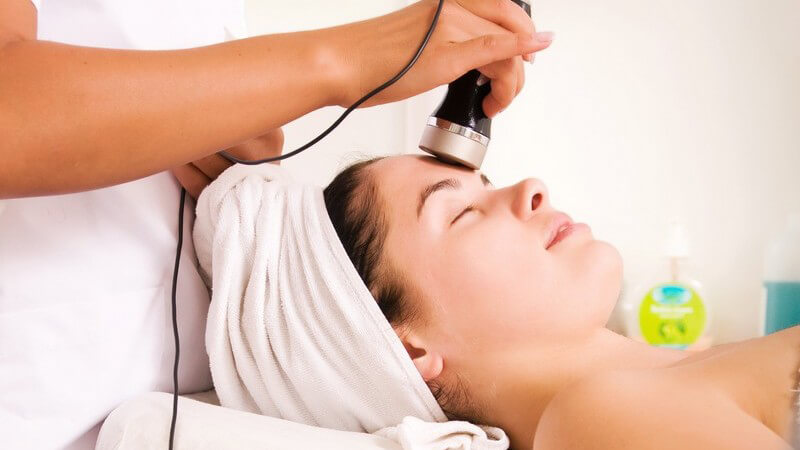 Laser: Gesichtspflege einer jungen Frau im Kosmetiksalon