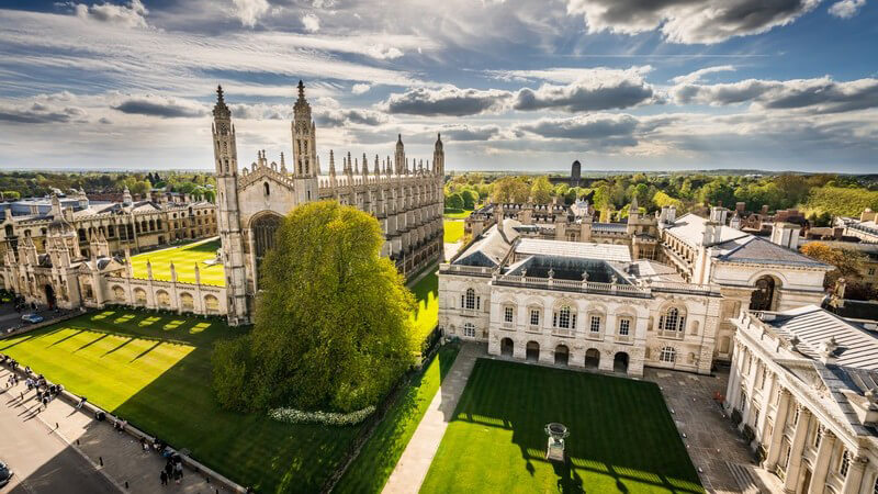Blick auf Cambridge in England mit dem King's College und Parkanlagen