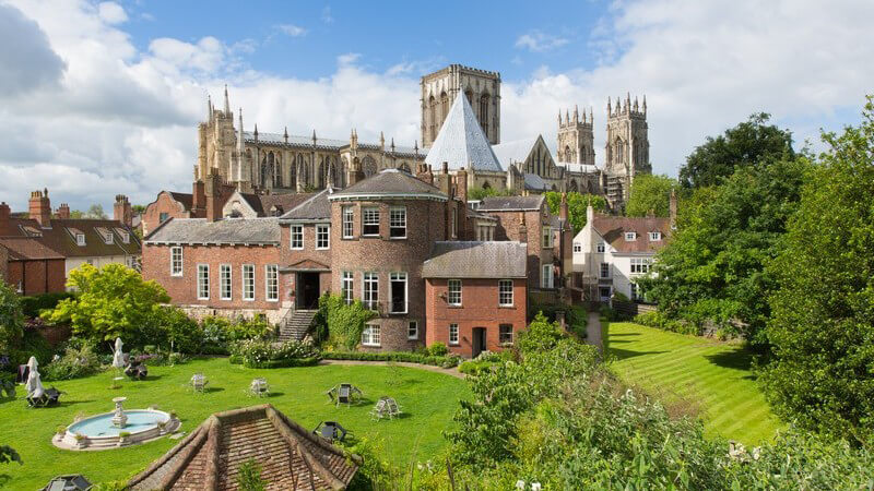 Blick von der alten Stadtmauer auf das York Minster und grünen Parkanlagen in York, England