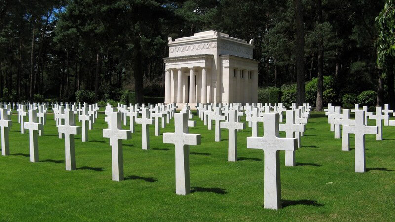 Weiße Kreuze und Kriegsgräber auf einem amerikanischen Heldenfriedhof (Brookwood American Military Cemetery) in Englan