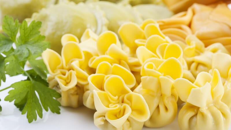 Nahaufnahme Teller mit gefüllten Nudeln, Tortelloni
