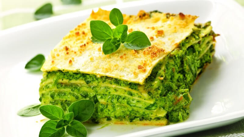 Gemüselasagne auf einem weißen Teller