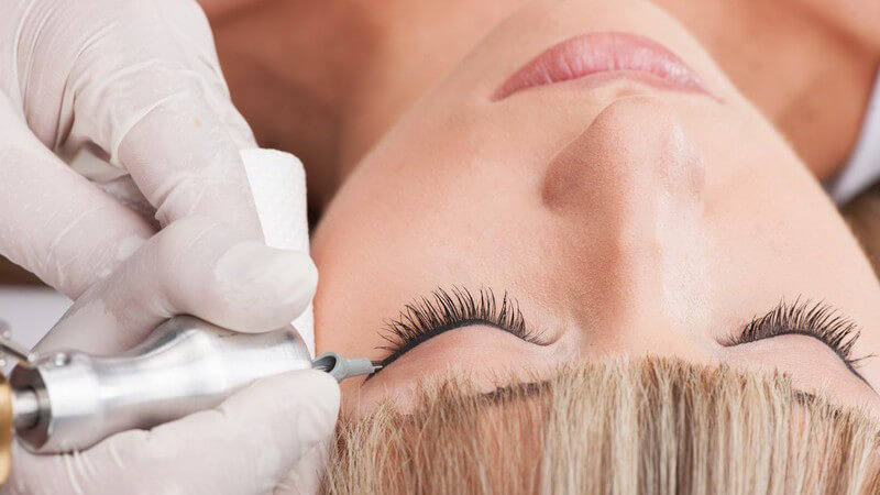 Permanent Make-up: Frau bekommt Lidstrich tätowiert