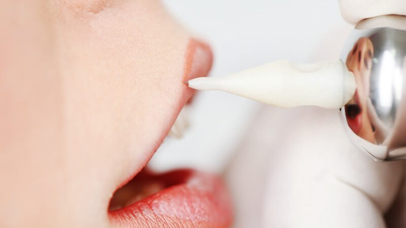 Nahaufnahme einer Permanent-Make-up-Behandlung an der Oberlippe
