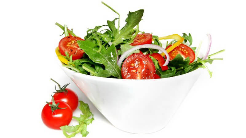 Weiße Schale mit frischem Salat mit Tomaten