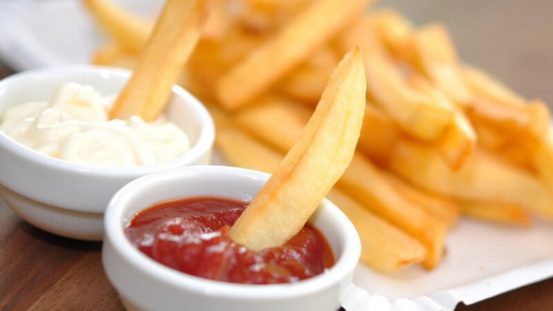 Pommes Frites mit Mayonnaise und Ketchup
