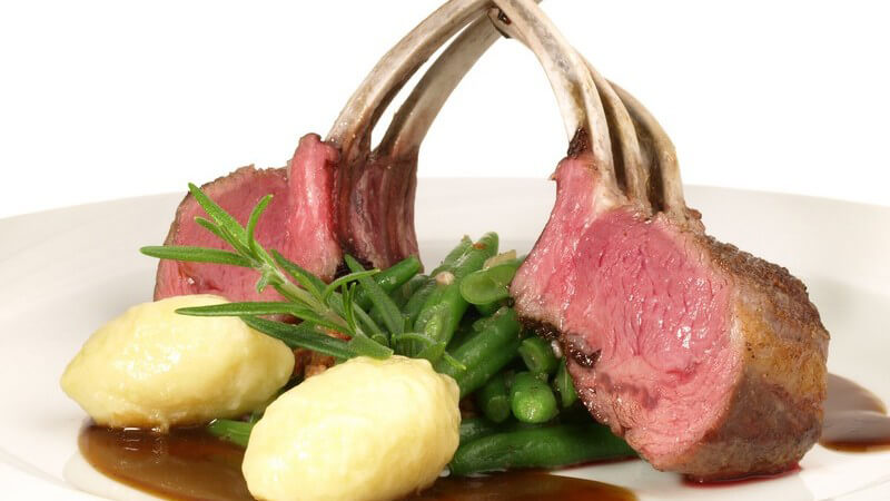 Teller mit Lammfleisch, grünen Bohnen und Sauce