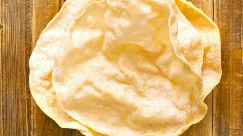 Dünnes indisches Fladenbrot auf Holzuntergrund